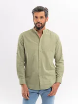 Camisa de manga larga efecto lino para hombre, color verde militar, con cuello mao y cierre frontal de botones.