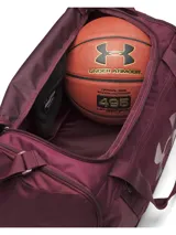 Bolso deportivo Under Armour Undeniable 5 Duffle S, color bordó con el logo de la marca estampado en el frente. Cuenta con correa ajustable para el hombro y múltiples compartimentos con cierre.