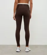 Pantalón legging deportivo color marrón con cintura alta en contraste color blanco. Confeccionado en tejido de poliamida y elastano, de ajuste ceñido al cuerpo.