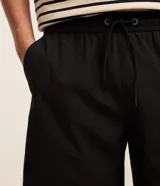 Bermuda masculina color beige, tipo boardshort, confeccionada en microfibra. Cuenta con cintura elástica, cordón ajustable y bolsillos.