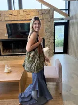 Bolso tipo hobo de tamaño mediano con diseño paisley en color verde militar y blanco, con asas de cuero marrón y etiqueta frontal de la marca.