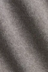 Pollera midi de corte evasé confeccionada en tejido de punto fino, con cintura elástica y costuras verticales visibles tanto en el frente como en la parte posterior.