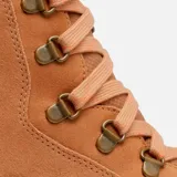 Botas de caña media color marrón claro, con cordones y suela de goma con diseño ondulado en color blanco y marrón.