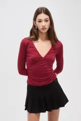 Remera de manga larga color bordó, con escote en V profundo y ajuste al cuerpo.