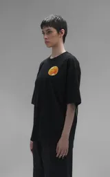 Remera negra de corte oversize con estampa frontal a todo color de personajes de Dragon Ball montados sobre el dragón Shenlong.
