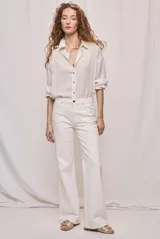Pantalón jean wide leg de tiro alto, color blanco, con calce relajado y diseño clásico de cinco bolsillos.