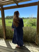 Vestido largo color verde oliva, de lino, con corte amplio, cuello mao, escote en V y mangas largas acampanadas.