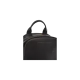 Mochila de cuero negro Brunello Cucinelli con diseño texturizado, bolsillo frontal con cierre y asa superior.