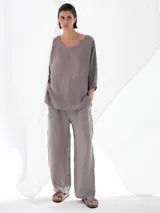 Remera de lino color gris topo, de corte recto y mangas cortas anchas.