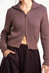 Campera de punto de algodón color marrón, con cuello solapa y cierre frontal completo de cremallera bidireccional, manga larga y ajuste al cuerpo.
