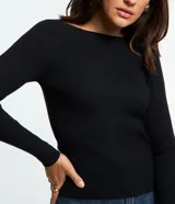 Blusa de punto de manga larga con cuello bote y textura acanalada vertical. Presenta un diseño ajustado al cuerpo, confeccionada en una mezcla de viscosa y poliamida.