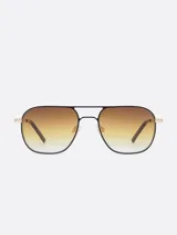 Lentes de sol de aviador con marco negro y dorado, y lentes degradados de marrón a amarillo.