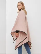 Ruana de tejido suave color azul oscuro, con vivos de ecocuero negro en los bordes.