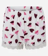 Conjunto de pijama estilo short doll compuesto por una blusa con breteles finos ajustables, escote en V con detalle de encaje, y un short corto con cintura elástica y borde de encaje. Ambas piezas presentan un estampado de corazones en tonos rosados y morados sobre fondo blanco.