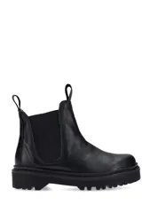 Bota Chelsea de cuero negro con elásticos laterales, suela track y tiradores en la caña.