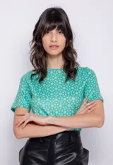 Top de manga corta con estampado de flores retro en tonos celeste y amarillo. Es ajustado al cuerpo y de escote redondo.