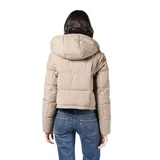 Campera multifunción modular de nylon matelaseado color taupe. Diseño versátil con sistema de cierres que permite transformarla en cuatro versiones: campera larga, campera corta, chaleco largo y chaleco corto. Cuenta con capucha desmontable, cierre frontal completo y bolsillos laterales.