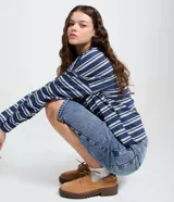 Bermuda jorts de jeans azul, corte ancho y largo por debajo de la rodilla, tiro medio con trabillas para cinturón y bolsillos traseros.