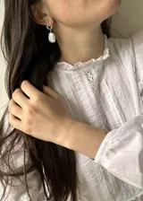 Aros colgantes con perlas barrocas de río y gancho de plata 925 con baño de oro.