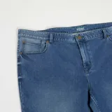 Jean de corte regular color azul oscuro, con cierre de botón y cremallera, y bolsillos delanteros y traseros.