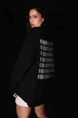 Buzo negro oversize de frisa con cuello redondo, hombros caídos y terminaciones de rib. Presenta logo bordado a tono en el frente y estampa serigrafiada a contratono en la espalda.