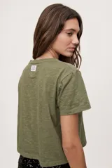 Remera corta verde militar de algodón, con cuello redondo, manga corta y calce relajado.