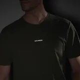 Remera Salomon Trackline de manga corta y cuello redondo, color verde, con diseño minimalista y logo sutil en el pecho.