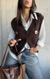 Chaleco de punto acanalado color chocolate, con escote en V, cierre frontal con botones y apliques de flores tejidas en contraste.