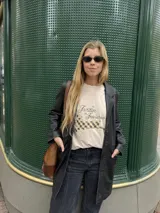 Remera de algodón color beige con estampa frontal que incluye la frase 'Jardín de Invierno' y un diseño gráfico de un animal con patrón de cuadros.