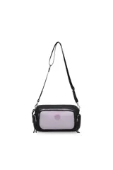Bandolera negra con bolsillo frontal color lila y correa larga regulable.