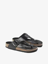 Sandalias Birkenstock modelo Gizeh Big Buckle, color negro, con tira de cuero engrasado y hebilla grande plateada.