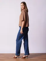 Blusa blanca de lyocell con escote en V y mangas cortas.