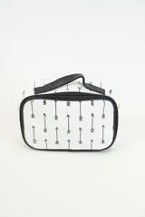 Neceser blanco con estampado de flechas negras, cierre de cremallera y asa superior de cuero sintético negro.