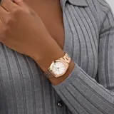 Reloj analógico Guess modelo Alice con caja de 32 mm, esfera blanca con ventana de fecha y malla de acero inoxidable en tono oro rosa.