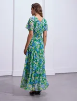 Vestido largo de gasa estampada con flores en tonos verde y azul, escote en V delantero y trasero, corte en la cintura con punto smock y mangas cortas.