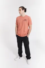 Remera color ladrillo de algodón 100% con corte básico y doble estampa en pecho y espalda.