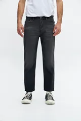 Pantalón jean de corte recto color gris oscuro, con lavado gastado.