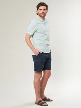 Remera polo salmón de corte regular, confeccionada en algodón. Presenta cuello clásico con botones y logo bordado en el pecho.