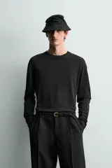 Camiseta relaxed fit de manga larga y cuello redondo, confeccionada en tejido de mezcla de algodón y lino, en color negro.