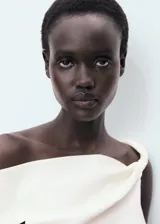 Top asimétrico de un solo hombro con diseño entallado y detalle de fruncido lateral.