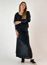 Pollera midi negra metalizada con efecto wet.