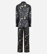 Pijama de dos piezas confeccionado en satén con estampado floral sobre fondo negro. La blusa es estilo camisa con cuello solapa, manga larga y cierre frontal con botones. El pantalón cuenta con cintura elástica y corte recto.