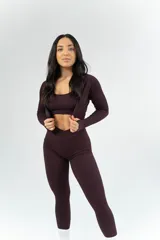 Campera azul marino de calce ajustado, con cierre frontal y mangas largas con orificios para los pulgares.