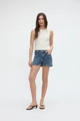 Short de jean tiro medio con calce recto, bolsillos frontales aplicados y costuras destacadas.