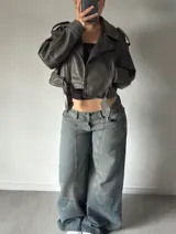 Pantalón de jean tiro bajo con corte baggy, diseño de costuras verticales frontales y botamangas anchas.