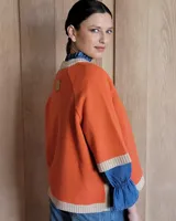 Sweater celeste de lana lambswool con cuello redondo y mangas 3/4.