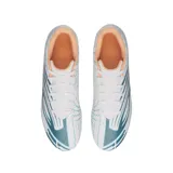 Championes de fútbol Under Armour Mach 1 Select FG, color blanco con detalles en azul petróleo y naranja. Diseño aerodinámico con patrón gráfico lateral y logo de la marca en el lateral.