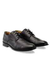 Zapato de vestir negro, estilo Oxford o Derby, de cuero liso, con cordones finos y suela de cuero de perfil bajo.