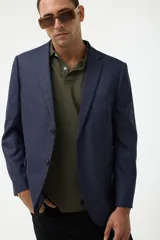 Blazer azul marino con estampado a cuadros, de corte clásico, con solapas de muesca, cierre de dos botones y bolsillos delanteros con solapa.