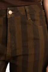 Short de jean de tiro alto con diseño de rayas verticales en tonos marrones, corte mini y ajuste con botón y cierre.